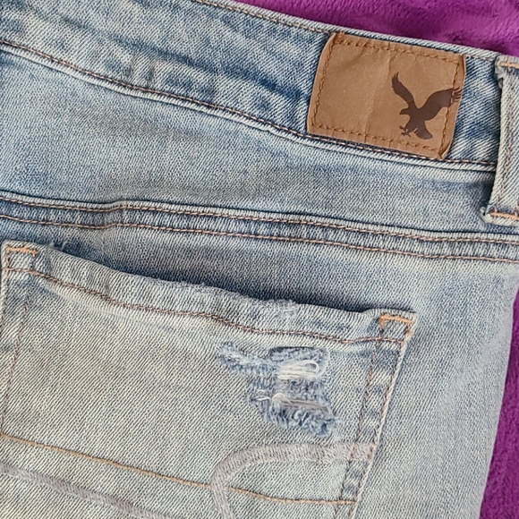 Light washed, distressed details, AE shorts - Picture 3 of 5